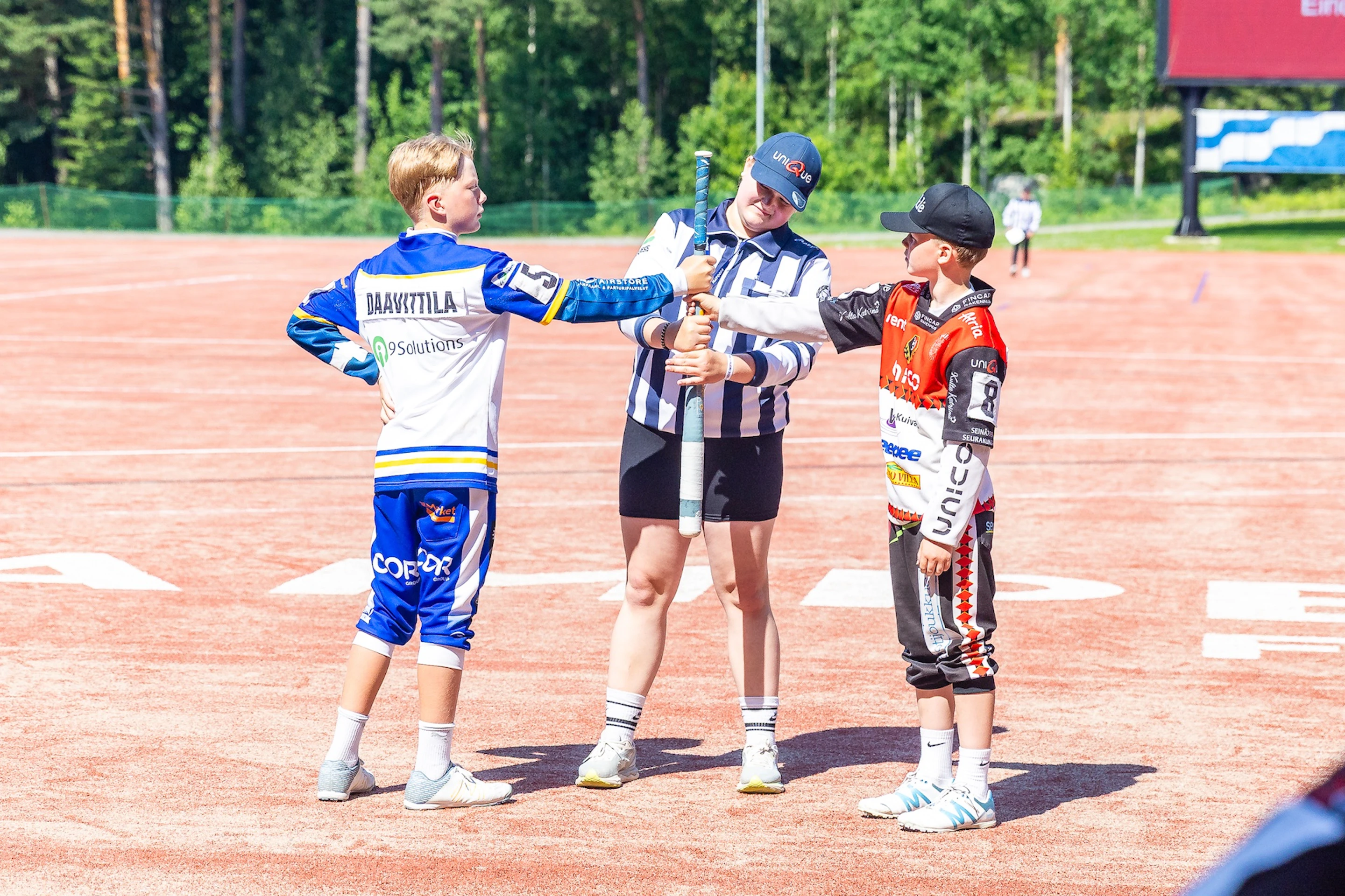 Pelituomari Ilona Viitanen sekä kapteenit Aatos Daavittila (Oulun Lippo Juniorit) ja Vilho Vainio-Hynnilä (Seinäjoen Maila-Jussit).